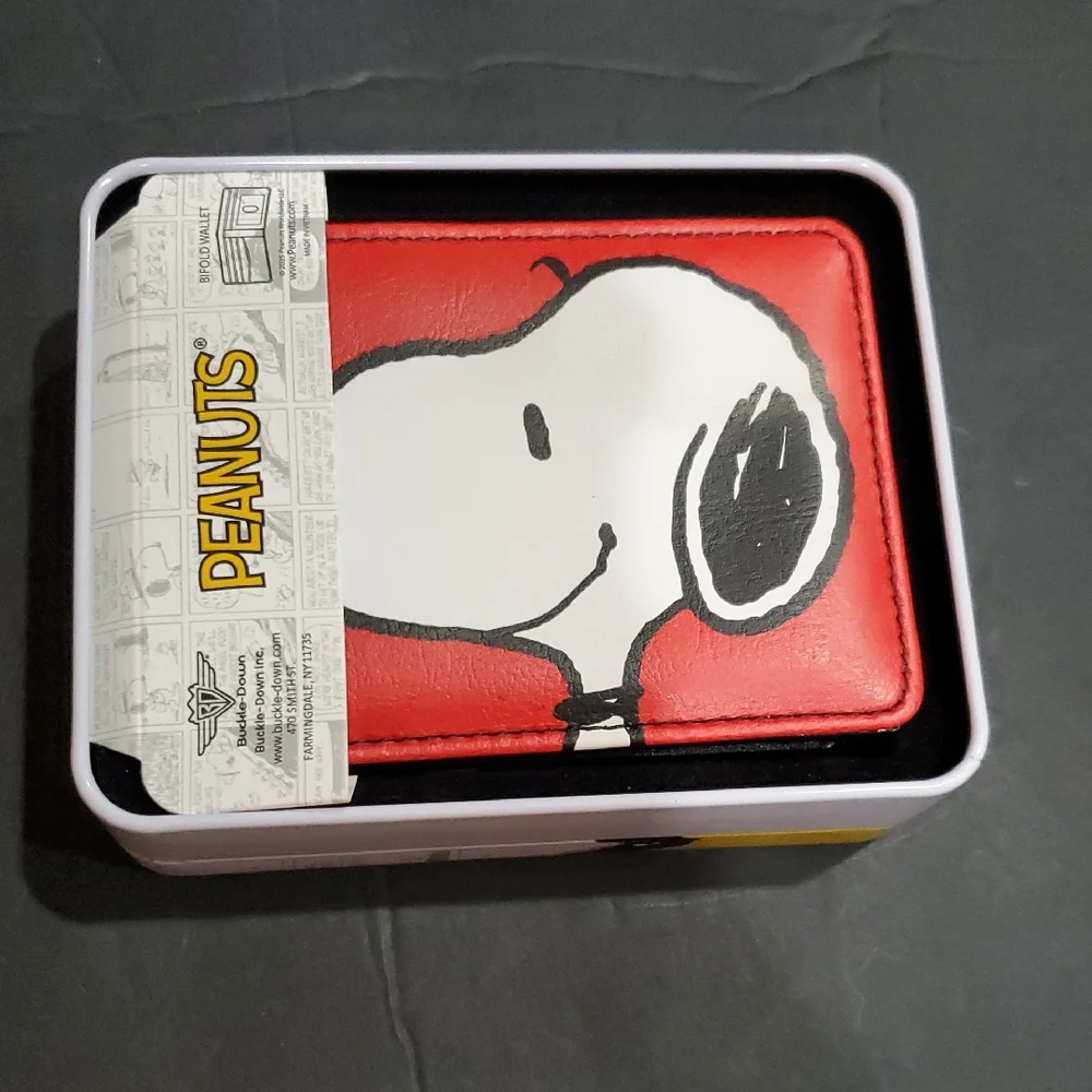 Peanuts Snoopy red oversized Snoopy printed bi-fold wallet in peanuts‎ tin case